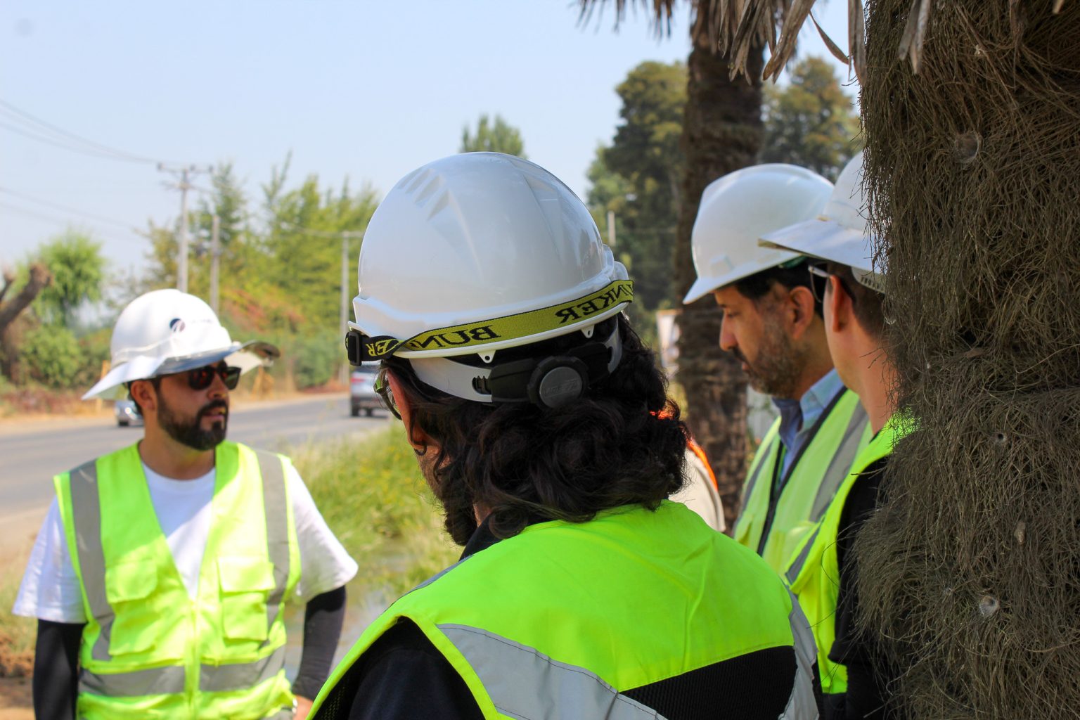 Equipo AMG revisando una obra en terreno