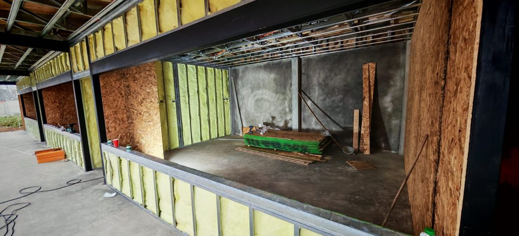 Detalle de aislación y vanos en la obra de la Escuela de Lenguaje Mundo Mágico