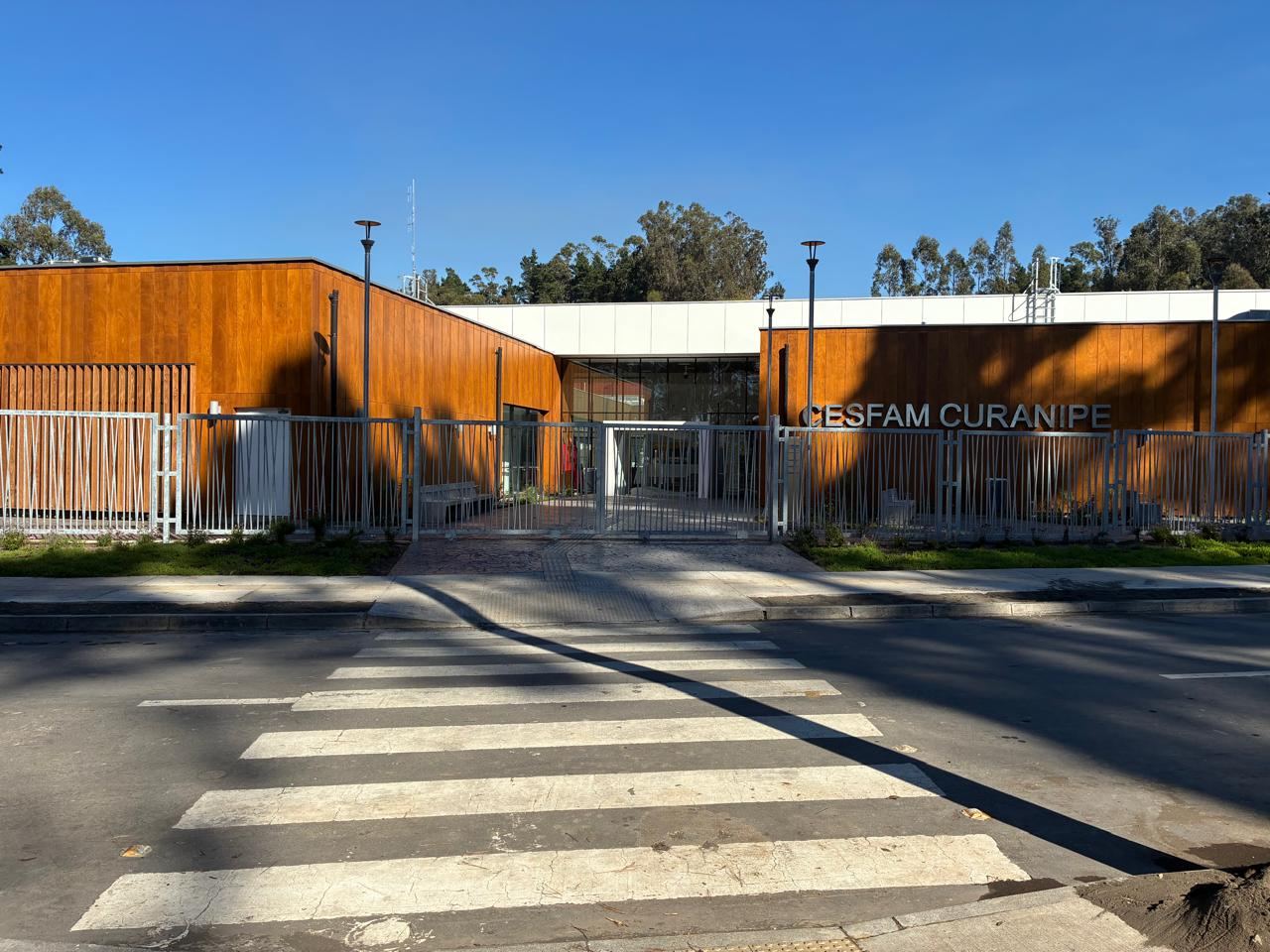 Pavimentación y Pista de Viraje – CESFAM Curanipe