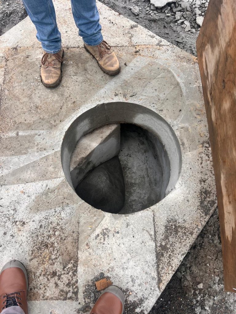 Revisión de una cámara de inspección de la red de alcantarillado del Hospital de Parral