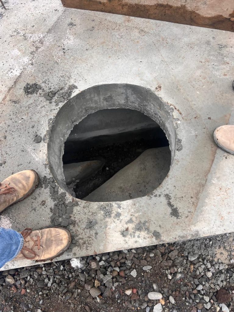 Interior de una cámara de alcantarillado revisada durante la recepción en el Hospital de Parral