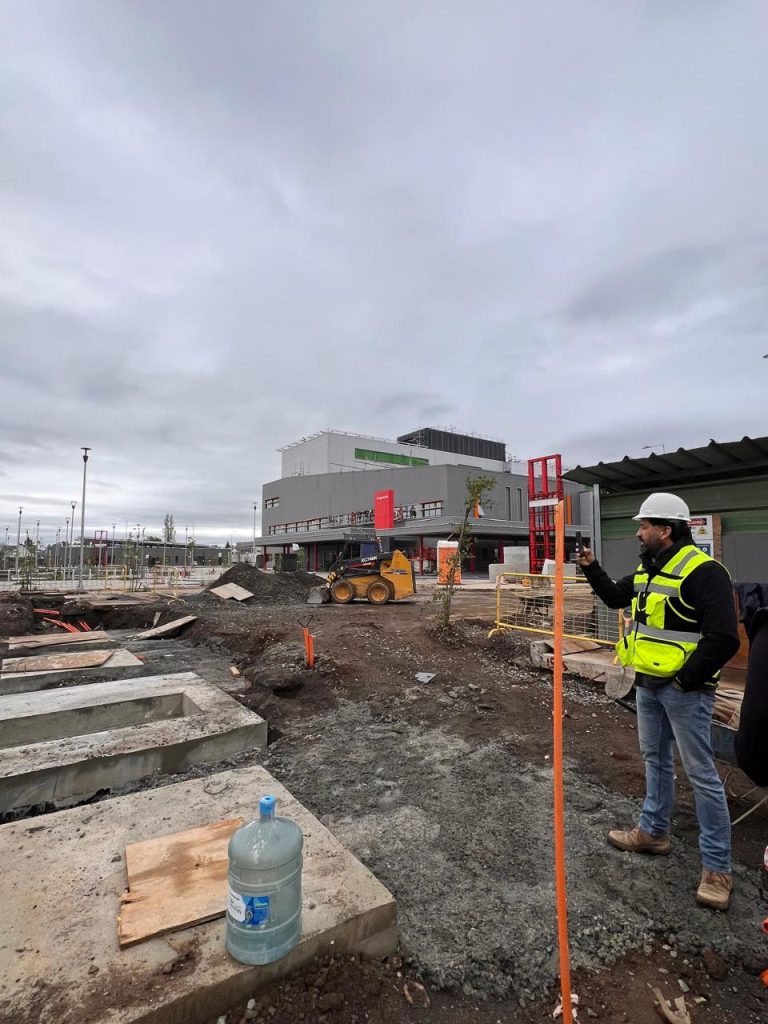 Profesional de AMG registrando el avance de las obras sanitarias del Hospital de Parral